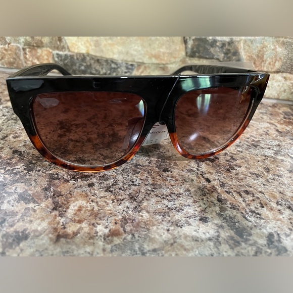 LEICO Fashion Sunglasses - Picture 1 of 5